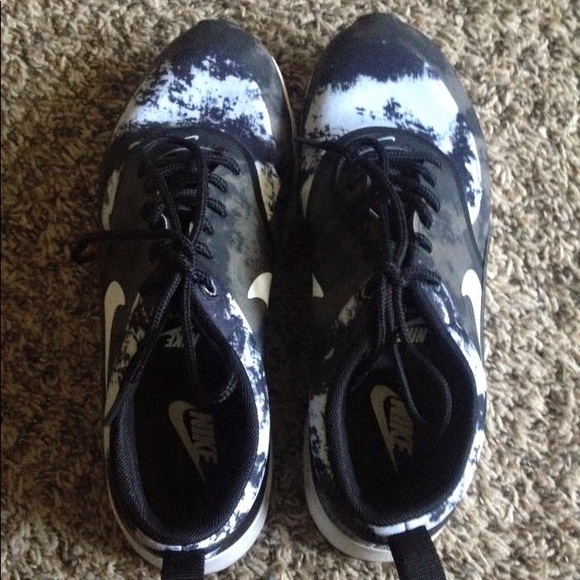 Nike Air Max Tennis Shoes - Picture 2 of 2